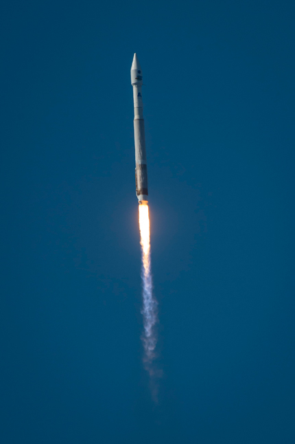 El cohete Atlas 5, llevando en la parte superior el LDCM, despega desde la base de Vandenberg a las 10:02 a.m. PST del 11 de febrero de 2013. NASA/Bill Ingalls URL: http://www.nasa.gov/mission_pages/landsat/launch/index.html