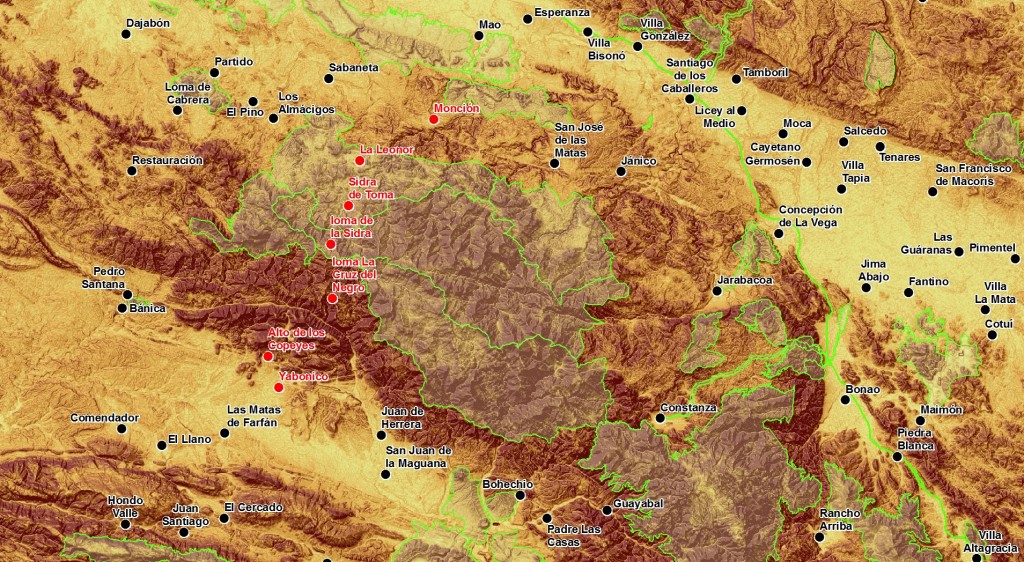 Imagen de pendientes de la cordillera Central. Los colores más oscuros corresponden a las pendientes más pronunciadas; los más claros, a las más tendidas (hacer clic para una versión de mayor resolución). Las localidades en rojo son algunas de las incluidas en el trazado Yabonico-Monción. Los polígonos verdes (translucidos) representan las áreas protegidas (hacer clic para una versión de mayor resolución).