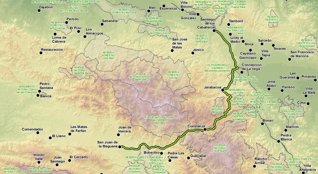 Trazado propuesto (en trazo verde con borde negro) para la carretera Cibao-Sur (hacer clic para una versión de mayor resolución). La ruta pasaría por comunidades de Padre Las Casas, Bohechío y Constanza, desde donde se continuaría por carreteras preexistentes hasta llegar a Santiago. La distancia total sería de 157 km.