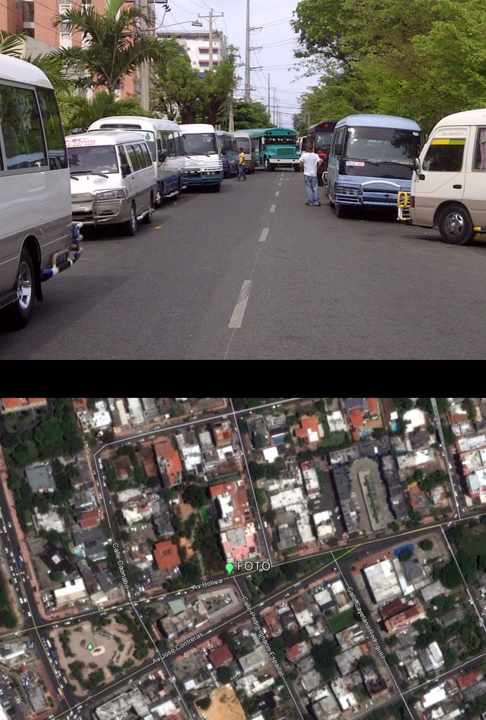 Avenida Bolívar casi esquina Pedro Ignacio Espaillat; ver localización en mapa inferior (Foto: J. Martínez, 3 de mayo de 2013). Ambos márgenes de la Bolívar ocupados por guaguas. El área de paso para vehículos se reduce a un único y precario carril. El paso de un autobús ancho, como el azul del centro, se dificulta. El tumulto de personas aumenta los riesgos de atropellos. No había, en el momento de la foto, ninguna autoridad organizando el tráfico ni el paso de peatones. CAOS TOTAL.