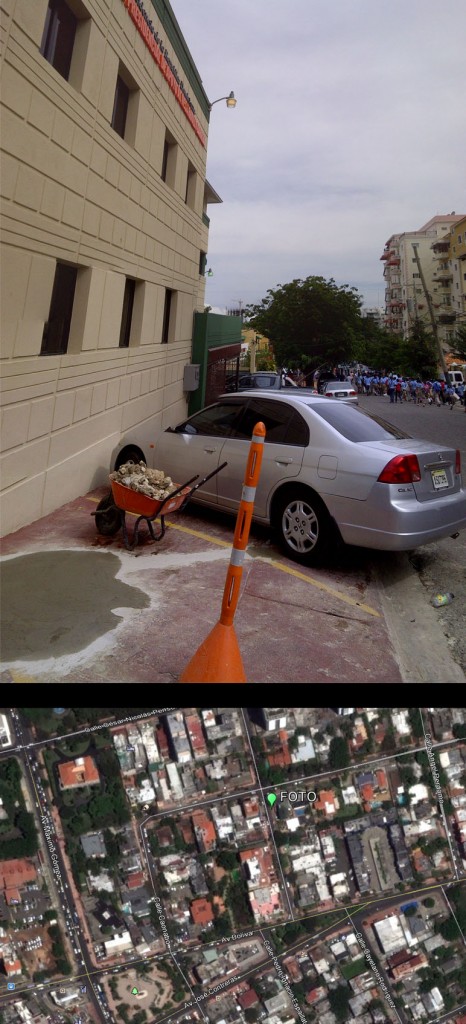 Avenida Máximo Cabral, esquina Caonabo; ver localización en mapa inferior hecho con GoogleEarth (Foto: J. Martínez, viernes 3 de mayo de 2013, sobre las 3 pm). El edificio es de la Comisión Presidencial de Apoyo al Desarrollo Barrial, el cual ocupa el acerado, obligando a los peatones a circular por la calle. RIESGO DE ATROPELLO.