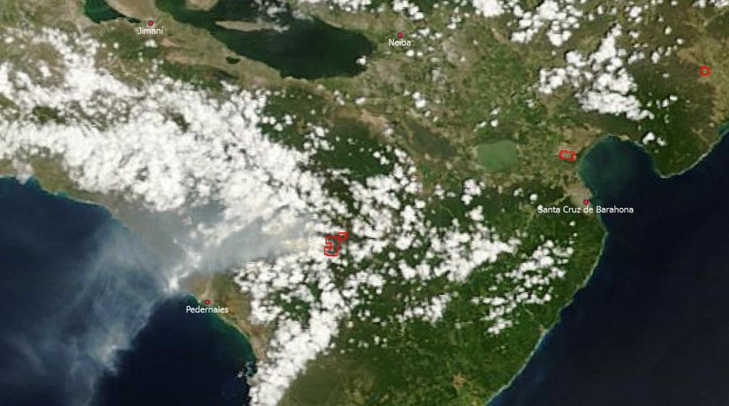 Composición en color real del satélite Terra, sensor MODIS, tomada a las 11.20 am hora dominicana del día de hoy (27 de agosto). Mediante las bandas térmica e infrarrojo medio, MODIS detecta las anomalías de temperatura, indicadas en la imagen con recuadros rojos; los que se observan al centro de la imagen, en algún punto entre Pelempito/El Aceitillar/Canote, corresponden al incendio declarado en días pasados. Nótese la pluma de humo viajando hacia el sudoeste y cubriendo parcialmente a Pedernales (fuente: NASA/GSFC, Rapid Response, http://lance-modis.eosdis.nasa.gov/imagery/subsets/?subset=GreaterAntilles.2013239.terra.250m)