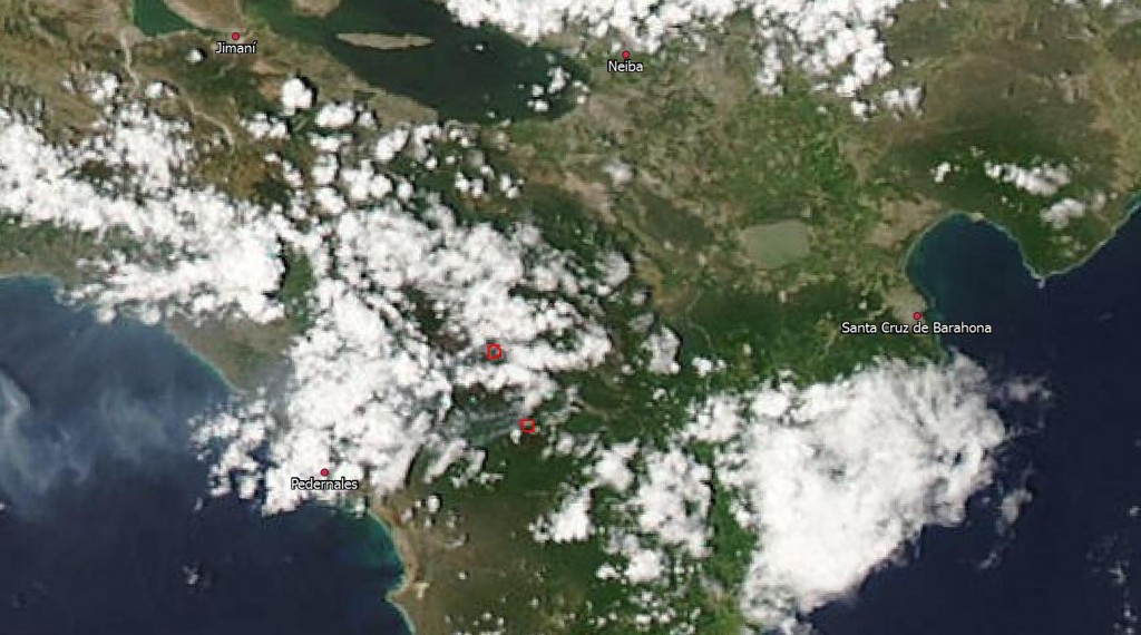 Composición en color real del satélite Aqua, sensor MODIS, tomada a las 2.10 pm hora dominicana del día de hoy (29 de agosto). Mediante las bandas térmica e infrarrojo medio, MODIS detecta las anomalías de temperatura, indicándolas con recuadros rojos; la más al norte se sitúa justo sobre Canote, y la otra al oeste del centro de visitantes. Se observa una pluma de humo viajando hacia el sudoeste (fuente: http://lance-modis.eosdis.nasa.gov/imagery/subsets/?subset=GreaterAntilles.2013241.aqua.250m)