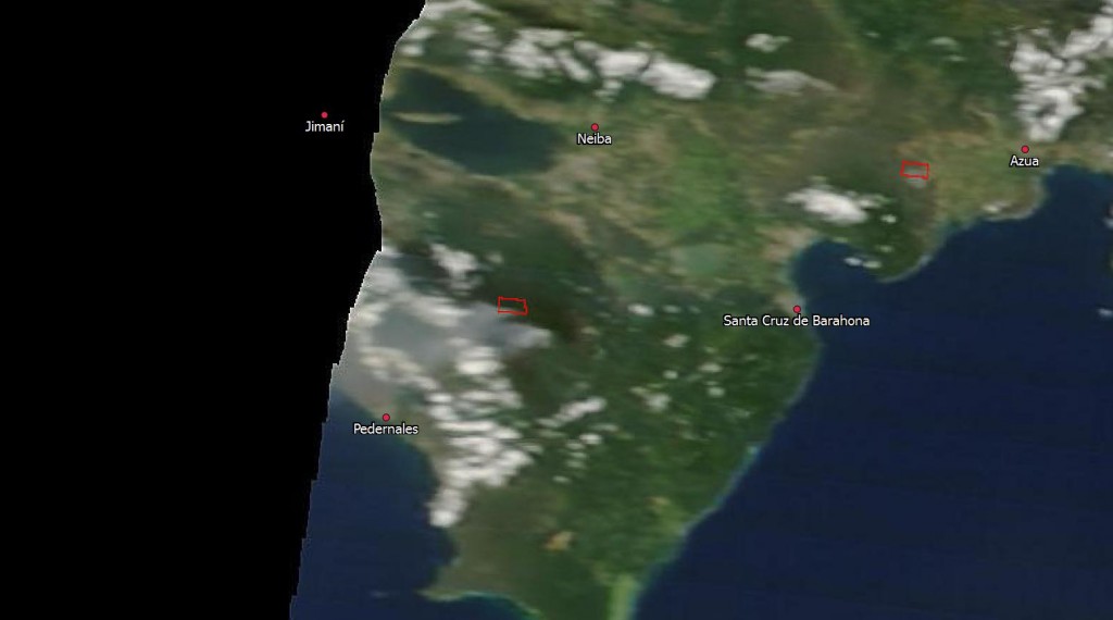 Composición en color real del satélite Terra, sensor MODIS, tomada a las 10.40 am de hoy (2 de septiembre). Mediante las bandas térmica y del infrarrojo medio, MODIS detecta las anomalías de temperatura, indicándolas con recuadros rojos; los cuales se observan todavía al norte de El Aceitillar. También se observa, con menor claridad, una pluma de humo procedente de dicho lugar (fuente: http://lance-modis.eosdis.nasa.gov/imagery/subsets/?subset=GreaterAntilles.2013245.terra.250m)