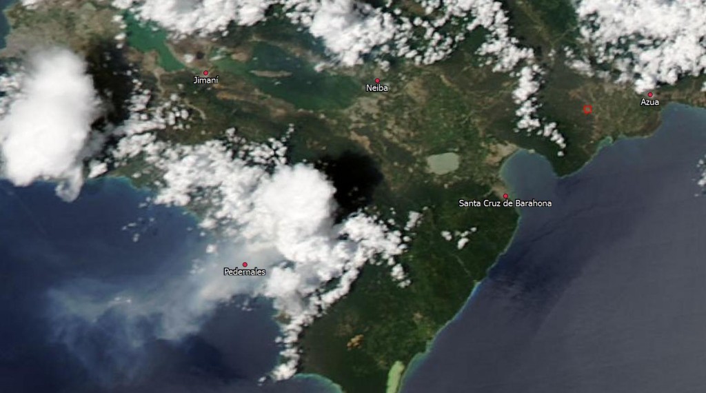 Composición en color real del satélite Aqua, sensor MODIS, tomada hace menos de dos horas (2/9/13, a la 1.55 pm). No se han indicado las anomalías térmicas porque la cubierta nubosa no lo permite. Sin embargo, se observa claramente la pluma de humo. Al parecer, el frente se ha desplazado ligeramente al norte, aunque este extremo habría que confirmarlo en terreno (fuente: http://lance-modis.eosdis.nasa.gov/imagery/subsets/?subset=GreaterAntilles.2013245.aqua.250m)