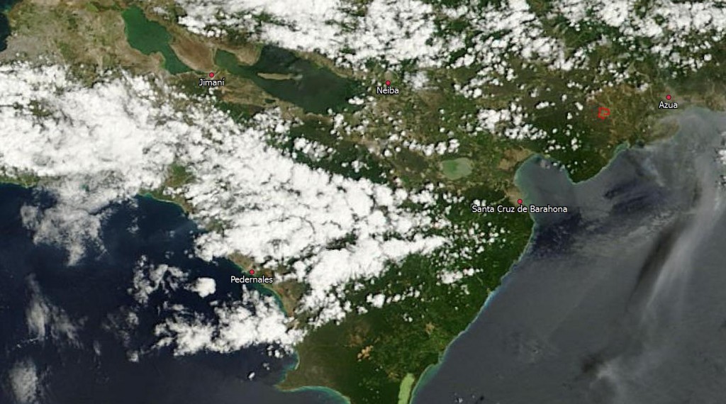 Composición en color real del satélite Terra, sensor MODIS, tomada por la mañana de hoy (3/9/13, a la 11.25 am). En el área del incendio declarado hace más de una semana en la sierra de Bahoruco, no se han detectado anomalías térmicas (aunque esto podría atribuirse a la cubierta de nubes), ni se observa columna de humo (fuente: http://lance-modis.eosdis.nasa.gov/imagery/subsets/?subset=GreaterAntilles.2013246.terra.250m)