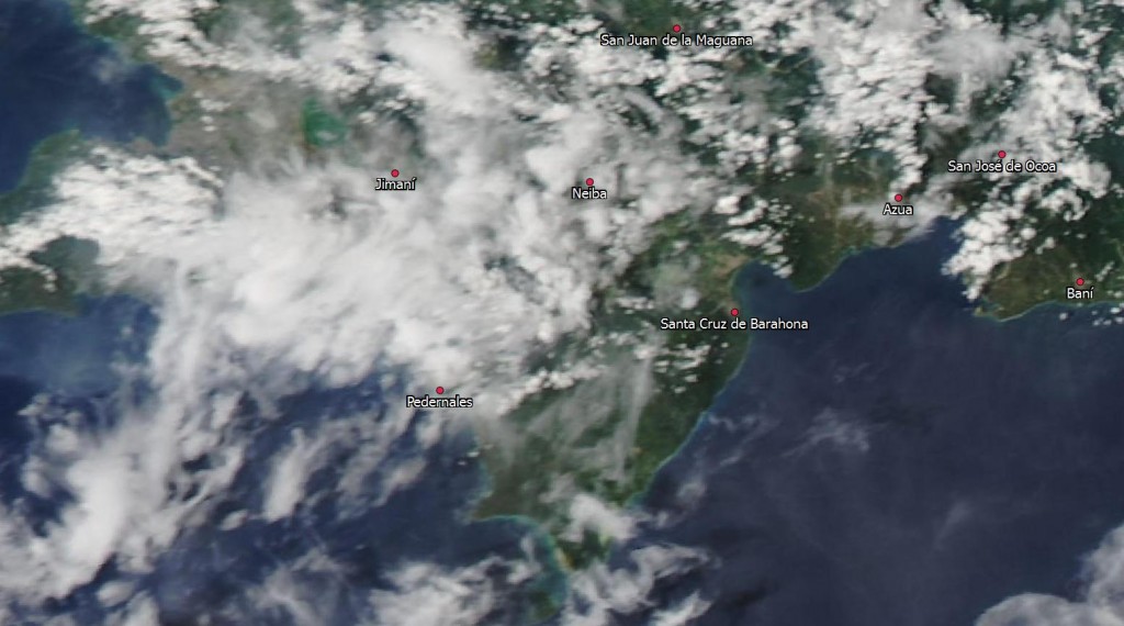 Composición en color real del satélite Terra, sensor MODIS, tomada por la mañana de hoy (4/9/13, a la 1.35 pm). En el área del incendio declarado hace más de una semana en la sierra de Bahoruco, se detectó una anomalía térmica en horas de la madrugada. Sin embargo, en esta imagen no se ha registrado ninguna, probablemente por la cubierta de nubes; tampoco se observa columna de humo (fuente: http://lance-modis.eosdis.nasa.gov/imagery/subsets/?subset=GreaterAntilles.2013247.aqua.250m)