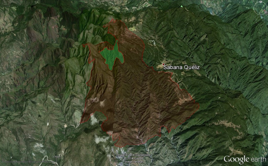 Superficie quemada a 28 de julio de 2014 (polígono rojo traslucido), con aprox. 47 kilómetros cuadrados; el área verde al parecer no resultó afectada.